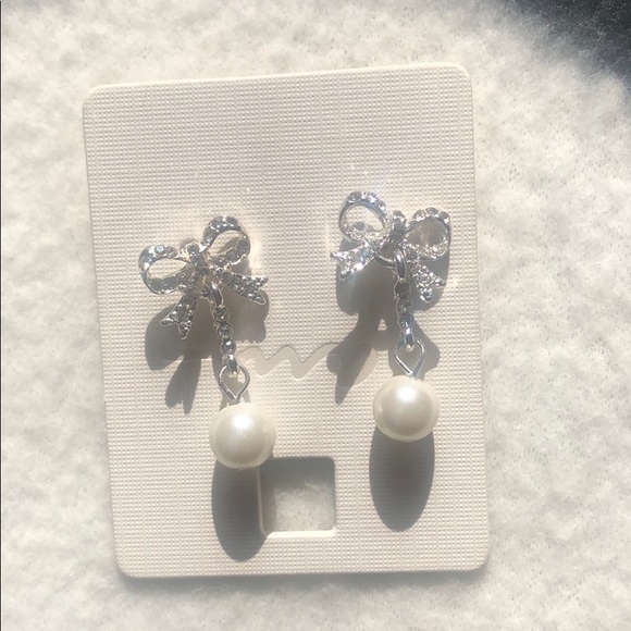 Bowtie and pearl drop earrings - Picture 3 of 3